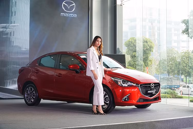 Tiếp đến là Mazda2 Hatchback 2018 với phiên bản tiêu chuẩn có giá 589 triệu đồng, phiên bản màu đỏ Soul Red Crystal có giá 597 triệu đồng, SE với màu nội thất sáng có giá 599 triệu đồng và SE màu đỏ Soul Red Crystal có giá 607 triệu đồng.