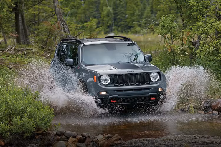 Jeep Renegade là mẫu xe sinh ra để chinh phục những cung đường mòn. Xe sử dụng động cơ I4 tăng áp với dung tích 1,4 lít, đi kèm hộp số sàn 6 cấp. Ngoài ra, khách hàng còn có thể tùy chọn động cơ I4 2,4 lít kết hợp với hộp số tự động 9 cấp. Giá khởi điểm của mẫu xe địa hình duy nhất này chỉ từ 19.995 USD (khoảng 458 triệu đồng).