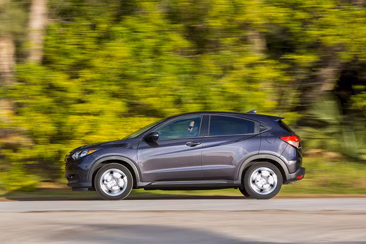 Honda HR-V được trang bị động cơ 4 xi lanh với dung tích 1,8 lít, công suất 141 mã lực và mô-men xoắn 172 Nm. Mức tiêu thụ nhiên liệu 8,11 lít/100 km đối với loại đường kết hợp, 8,71 lít/100 km với đường nội thành, 7,35 lít/100 km với đường cao tốc. Xe có giá khởi điểm từ 21.315 USD (tương đương 489 triệu đồng).