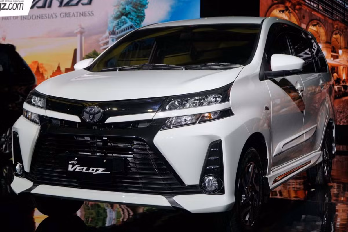 Bước sang phiên bản mới, mẫu MPV Toyota Avanza 2019 không chỉ được nâng cấp về thiết kế mà còn có thêm trang bị hiện đại hơn. Trong đó, sự thay đổi lớn nhất của Toyota Avanza 2019 xuất hiện trên đầu xe. Tại đây, bạn sẽ tìm thấy cản trước mới, tích hợp gọn gàng với lưới tản nhiệt rộng và cao hơn. Chưa hết, trên cản trước còn có hốc đèn sương mù khác biệt so với phiên bản cũ.