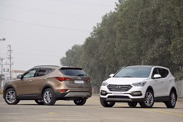 Nếu như Honda CR-V gây "bão" thị trường ôtô Việt bằng quyết định giảm giá "sập sàn" thì sau 1 tháng, mẫu xe Hyundai SantaFe 2017 cũng đã bất ngờ xuất hiện trong cuộc đua giảm giá khủng, cụ thể mẫu xe này giảm giá cao nhất lên tới 230 triệu đồng. Cụ thể phiên bản tiêu chuẩn động cơ xăng 2.4 lít dẫn động 1 cầu còn 898 triệu đồng, giảm 202 triệu đồng.