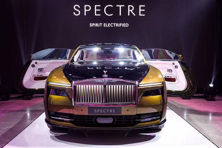 Mức giá xe Rolls-Royce Spectre tại Việt Nam từ 17,9 tỷ đồng và chạy được 515 km theo chu trình thử nghiệm của EPA tại Mỹ chỉ sau 1 lần sạc đầy pin. Hãng xe Anh quốc chia sẻ 515 km là quá đủ cho khách hàng của mình sau khi nghiên cứu đầy đủ, bởi "thượng đế" của Rolls-Royce trong garage có vài chiếc xe trong garage.