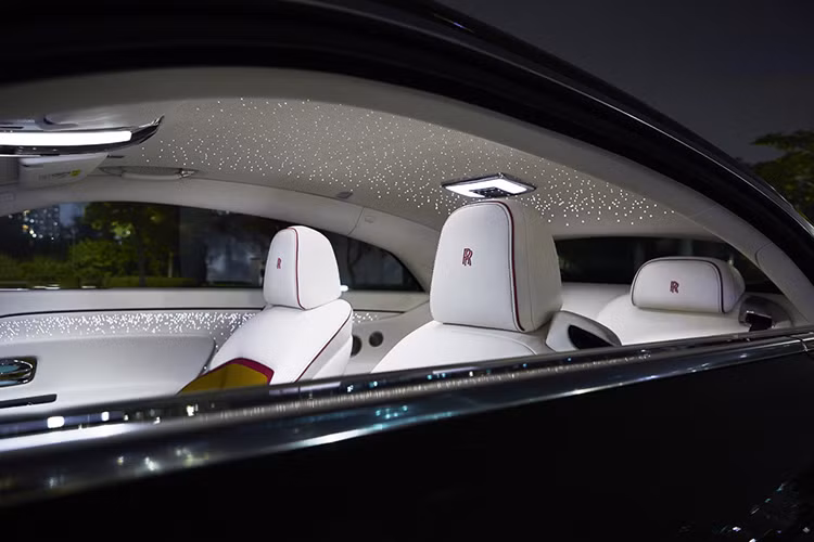 Để có khả năng cách âm tốt nhất cho khoang cabin, Rolls-Royce đã dùng tới 180 kg vật liệu cách âm trên Spectre. Bảng táp-lô có màn hình giải trí kích thước 12,3 inch. Khu vực điều hòa vẫn được giữ nguyên các nút vật lý.