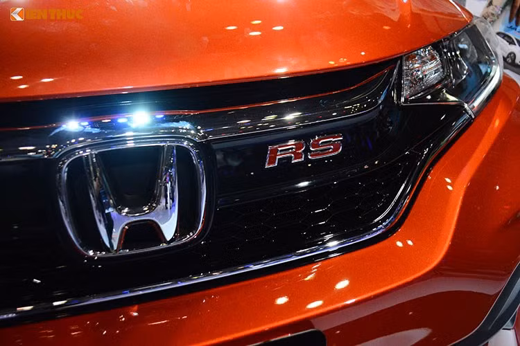 Honda Jazz RS mới sở hữu thiết kế khá thể thao. Kích thước dài, rộng, cao tương ứng là 4.034 x 1.694 x 1.524 mm. Tính khí động học được chú trọng với các đường gân kéo dài. Cụm đèn chiếu sáng phía trước thiết kế nối liền với mặt ca-lăng 3 thanh nan. Logo RS màu đỏ cũng được gắn phía trước.