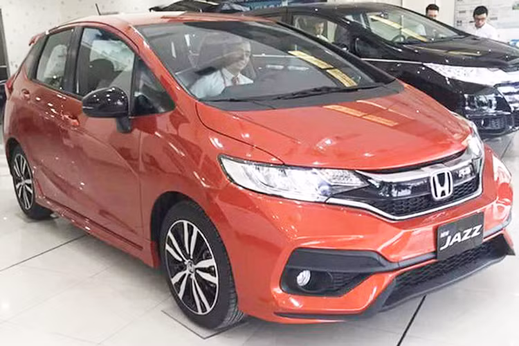 Tuy nhiên, bắt đầu từ những ngày tháng 9 vừa qua, các đại lý xe ôtô Honda đã trưng bày mẫu xe Jazz và nhận đặt cọc trước của các khách hàng cho mẫu xe này. Theo tìm hiểu của Phóng viên thì mức giá tạm tính của xe sẽ từ 520 – 600 triệu đồng. Theo đánh giá của nhiều người thì mức giá này cũng nằm trong dự đoán từ trước ngày ra mắt.