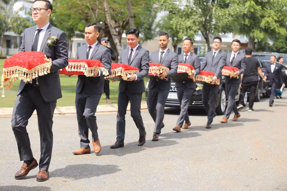Dàn phù rề bê lễ vật vô cùng hoành tráng sang nhà gái đón dâu.