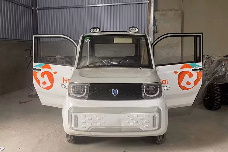 Vấn đề lớn nhất khi điều khiển những mẫu xe điện nhập lậu này chính là không được đăng kiểm và đeo biển chính là hành vi vi phạm pháp luật. Thậm chí, nếu điều khiển xe gây tai nạn còn có thể bị phạt tiền từ 30-100 triệu đồng và bị truy cứu trách nhiệm hình sự với mức phạt tù từ 3-10 năm theo điều 260 Bộ Luật hình sự 2015 được sửa đổi, bổ sung 2017.