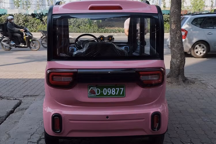Dòng xe ôtô mini chạy điện này có nguồn gốc từ Trung Quốc, không rõ thương hiệu sản xuất. Tra cứu thông tin dựa trên dòng chữ in trên logo cũng không thấy chi tiết nào chỉ ra điểm đáng tin cậy của chiếc xe.