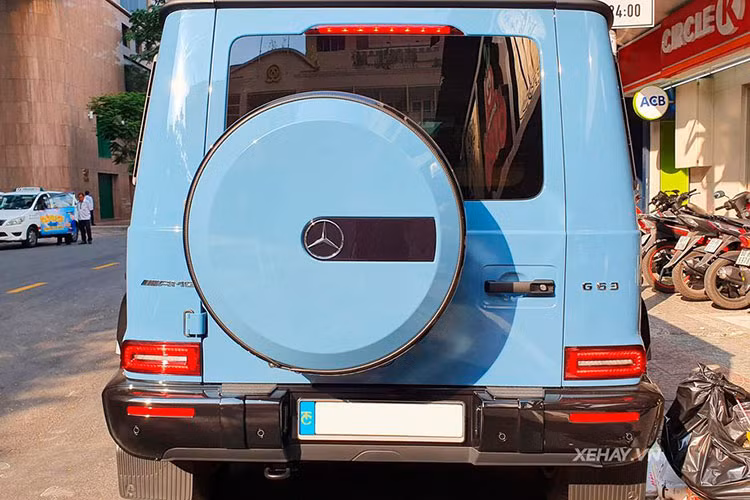 Siêu phẩm Mercedes-AMG G63 thế hệ mới của Cường Đô la thuộc phiên bản mới nhất có mặt tại Việt Nam với một số thay đổi tích cực. Điểm dễ nhận biết nhất của phiên bản này so với"người tiền nhiệm" là phần đèn pha được tái thiết kế, sử dụng công nghệ LED cùng thanh cản va trước được tinh chỉnh, hốc gió thể thao hơn và lưới tản nhiệt sửa đổi.