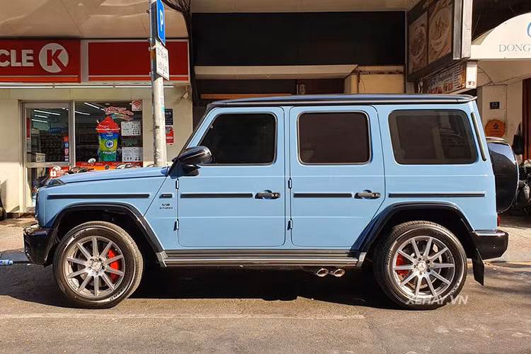 Được biết Mercedes-AMG G63 của Cường Đô la được đặt mua từ một đại lý Mercedes-Benz chính hãng ở Đà Nẵng, xe có ngoại thất màu xanh với tên gọi China Blue độc nhất tại Việt Nam. Đi kèm với đó còn là tuỳ chọn gói AMG Night package thể thao.