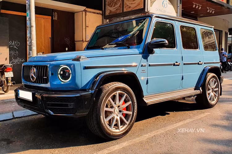 Được nhập khẩu chính hãng về Việt Nam vào đầu năm 2021 vừa qua, chiếc SUV Mercedes-AMG G63 2021 mới với màu sơn xanh China Blue của doanh nhân Nguyễn Quốc Cường (Cường Đô la) đã chính thức lăn bánh tại Việt Nam, và mới đây nhất nó được chủ nhân cho đi tắm nắng trên đường phố Sài Gòn.