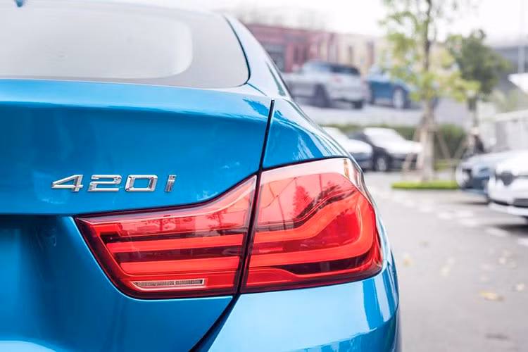 Kích thước dài x rộng x cao lần lượt của BMW 420i Grand Coupe là 4.638 x 1.825 x 1.377 mm cùng chiều dài cơ sở 2.810 mm. Hông xe đáng chú ý nhất chính là đường gân dập nổi trông khá “dữ dằn” kéo dài từ hốc bánh trước đến cụm đèn hậu giúp tăng cường vẻ cứng cáp cho toàn bộ xe.