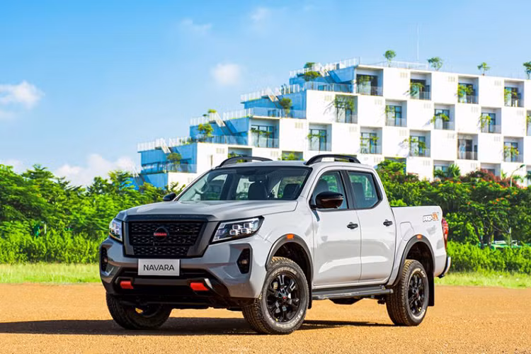 Nhà phân phối độc quyền Nissan Việt Nam đã chính thức ra mắt Navara phiên bản mới với những cải tiến về nội thất. Mẫu xe bán tải Nissan Navara 2024 mới sẽ tiếp tục có 3 phiên bản, bao gồm EL 2WD, VL 4WD và Pro4X như trước.