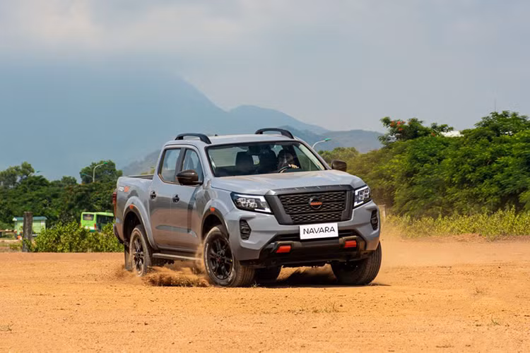 Nissan Navara 2024 tại Việt Nam có 5 lựa chọn màu sắc ở 2 phiên bản EL 2WD và VL 4WD. Riêng phiên bản Pro4X chỉ có 4 lựa chọn màu sắc. Tất cả các phiên bản của Nissan Navara sẽ được bảo hành 5 năm hoặc 100.000 km tùy điều kiện nào đến trước.