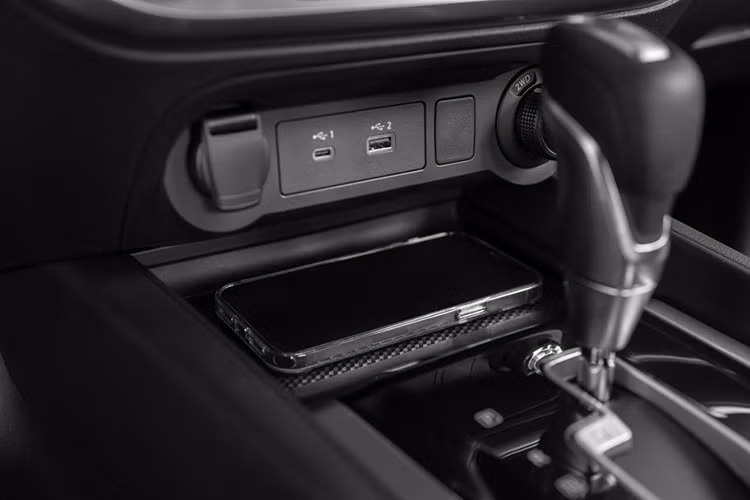 Trang bị an toàn của Nissan Navara gồm có hệ thống hỗ trợ khởi hành ngang dốc, hệ thống hỗ trợ xuống dốc, camera lùi, cảm biến lùi, hệ thống chống bó phanh, hệ thống hỗ trợ lực phanh khẩn cấp, hệ thống phân bổ lực phanh điện tử, hệ thống kiểm soát lực kéo, 6 túi khí và hệ thống cân bằng điện tử.