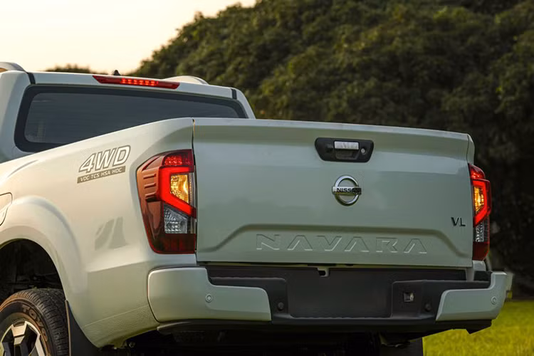 Khi mua xe bán tải Nissan Navara 2024, khách hàng sẽ sẽ có thêm 1 tùy chọn nâng cấp cho bản EL 2WD. Phiên bản tùy chọn Navara EL 2WD Nâng cấp có các trang bị như màn hình giải trí đa phương tiện 10 inch, lót thùng xe và bệ bước chân.