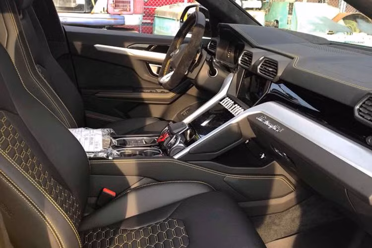 Siêu SUV Lamborghini Urus được trang bị động cơ xăng V8, tăng áp kép, dung tích 4.0 lít, cho công suất tối đa 650 mã lực và mô-men xoắn cực đại 850 Nm. Động cơ kết hợp cùng hộp số tự động 8 cấp và hệ dẫn động 4 bánh giúp Lamborghini Urus có thể tăng tốc từ 0-100 km/h trong 3,6 giây trước khi đạt vận tốc tối đa 305 km/h.