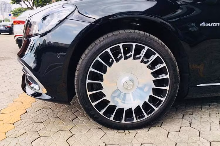 Mẫu xe siêu sang Mercedes-Maybach S560 4Matic mới này sở hữu bộ mâm đa chấu kép mới mạ crôm khoẻ khoắn, đuôi xe xuất hiện nhiều dấu hiện nhận biết đây là phiên bản Mercedes-Maybach như logo Maybach hay ống xả kép mạ crôm...