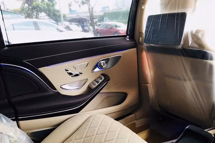 Các trang bị còn lại cũng rất thú vị như vô lăng bọc da và ốp gỗ, đèn viền nội thất 64 màu, 2 màn hình 12.3 inch nối liền với nhau. Hệ thống ghế mngooif cũng đạt tiêu chuẩn thương gia với trang bị massage...