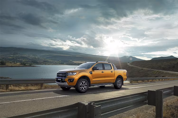 Phiên bản cao cấp nhất Wildtrak 4x4 được trang bị động cơ tăng áp kép 2.0L Bi-Turbo (213PS/500Nm) đi cùng hộp số tự động 10 cấp mới. Phiên bản Wildtrak 4x2 dùng động cơ tăng áp đơn 2.0L Turbo (180PS/420Nm) và hộp số tự động 10 cấp mới. Hệ thống treo của Ranger Mới được nâng cấp cho toàn bộ các phiên bản, giúp giảm rung lắc hay lật, tăng cảm giác êm ái khi lái, kể cả khi load đủ tải.