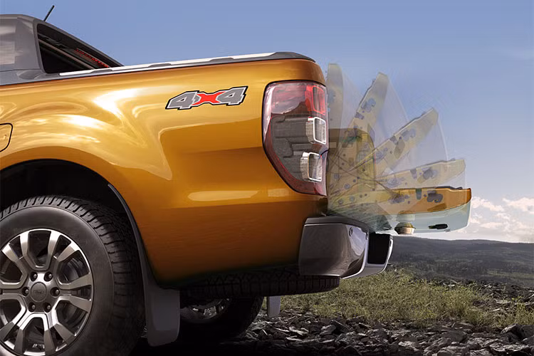 Ở bản Ford Ranger Wildtrak cao cấp nhất, xe sẽ được trang bị đèn pha HID mới, tích hợp dải đèn LED định vị ban ngày, đèn sương mù LED phía trước, tay nắm cửa tích hợp cảm biến mở/khóa cửa, gương chiếu hậu chỉnh điện/gập điện/sấy và màu sơn cam Sabre mới.