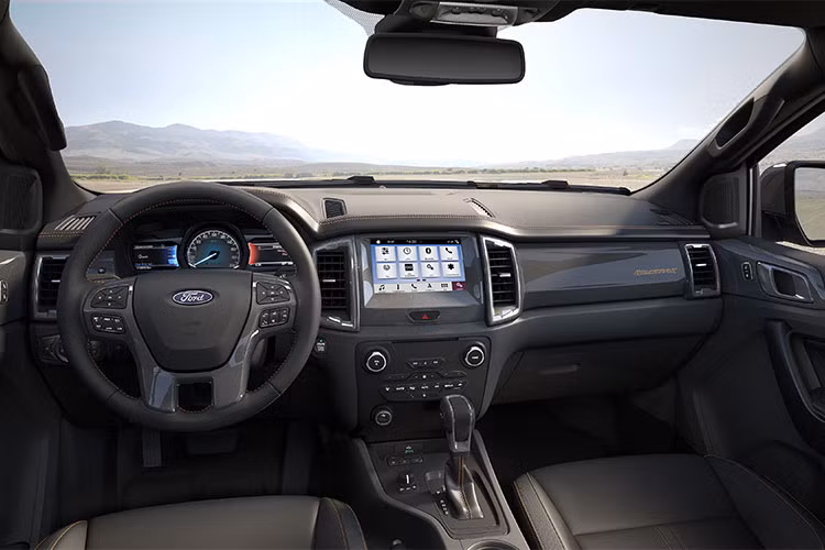 Bên trong chiếc Ford Ranger Wildtrak 2018 mới về Việt Nam là nội thất bọc da màu đen thể thao, nút bấm khởi động máy, mở cửa không cần chìa khóa và hệ thống thông tin giải trí SYNC 3 với màn hình cảm ứng 8 inch, hỗ trợ ứng dụng Apple CarPlay/Android Auto. Tiếp đến là tính năng điều khiển bằng giọng nói và kết nối Bluetooth.