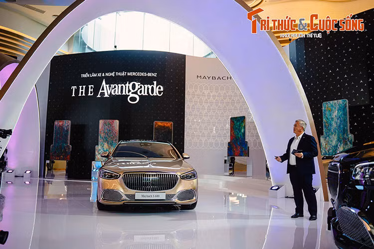Bên cạnh đó, triển lãm còn có khu vực trưng bày xe Maybach kết hợp triển lãm “Cảnh Mộng” của họa sĩ Hà Mạnh Thắng - hoạ sĩ Việt Nam đầu tiên và duy nhất được xuất hiện trên ấn phẩm “Painting Today" (2009) của nhà xuất bản Phaidon cùng với các nghệ sĩ nổi tiếng trên thế giới như Gerhard Richter, Neo Rauch và Peter Doig.