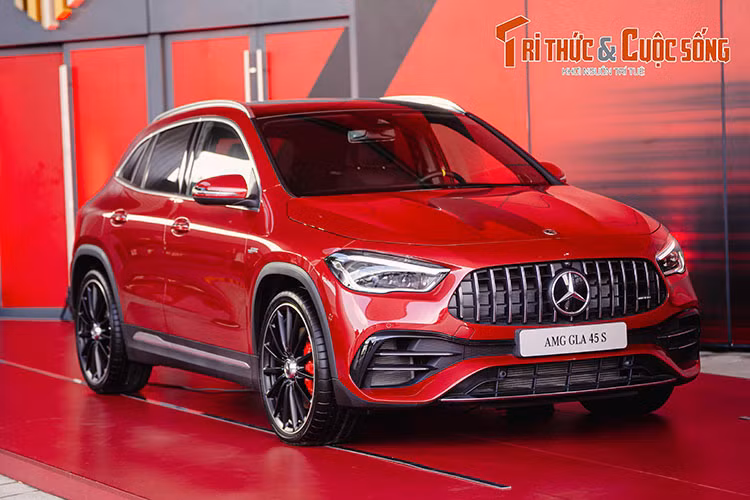 Những cái tên nổi bật trong số đó có thể kể đến C-Class, E-Class, S-Class, GLB, GLC thế hệ mới, GLE, GLS hay Maybach S-Class, Maybach GLS, AMG C 43, G 63, GT 53 và đặc biệt là dàn xe thuần điện mới gồm EOS sedan, EQB SUV, EOE SUV và EOS SUV…