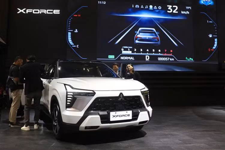 Sau khi giới thiệu Xpander Hybrid và Xpander Cross Hybrid tại Triển lãm Ô tô Quốc tế Bangkok năm ngoái, Mitsubishi tiếp tục mở rộng dải sản phẩm của mình với mẫu xe SUV cỡ B là Mitsubishi Xforce Hybrid 2025 mới, nhằm tăng sức cạnh tranh trong chiến lược điện khí hóa.