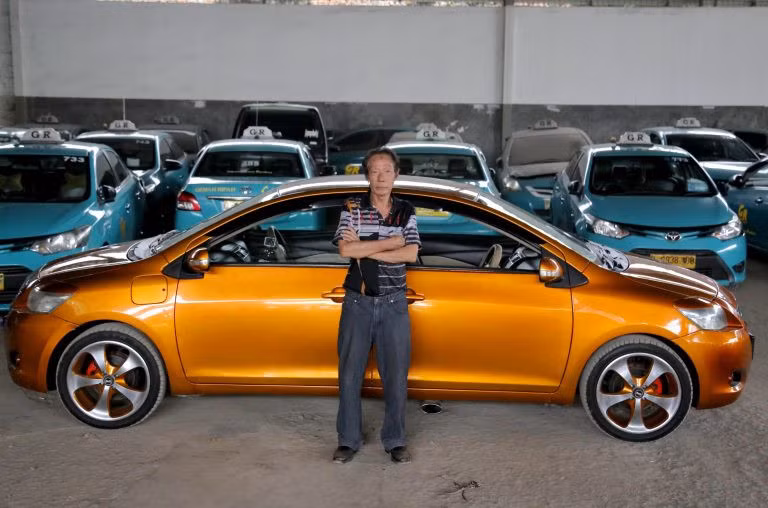 Một người thợ cơ khí 71 tuổi sống ở phía Tây Java, Indonesia đã hoàn thành chiếc xe sedan Toyota Vios 2 đầu sau 6 tháng làm việc. Bản độ có 2 động cơ, 2 vô-lăng, 2 bàn đạp ga, 2 bàn đạp phanh và một hình xăng.