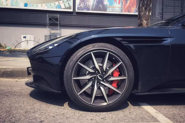 Thân xe Aston Martin DB11 V8 thiết kế dạng khí động học mạnh mẽ, kết hợp với các khe tản gió ở đầu xe, hốc bánh xe hay cánh hướng gió "ảo" phía sau giúp chiếc xe tăng khả năng bám đường ở tốc độ cao.