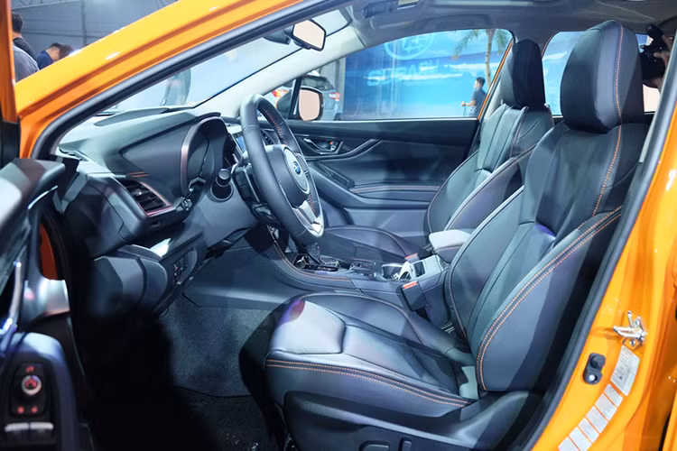 Subaru XV 2018 vẫn được trang bị một một công nghệ an toàn tiêu biểu như hệ thống kiểm soát va chạm phía trước (Subaru EyeSight) , kiểm soát hành trình (Adaptive Cruise Control) và hệ thống đèn pha đèn có thể điều chỉnh hướng sáng theo góc đánh lái và tự động chuyển từ chế độ chiếu xa sang chiếu gần khi gặp xe ngược chiều.