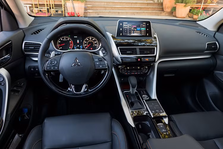 Hệ thống thông tin giải trí của Mitsubishi Eclipse Cross 2019 được trang bị màn hình cảm ứng cỡ lớn điều khiển qua bàn rê cảm ứng, tương thích Apple Carplay và Android Auto. Những trang bị hỗ trợ người lái khác như hệ thống cảnh báo chuyển làn, hỗ trợ đỗ xe... cũng được trang bị.