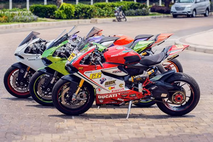 Dàn xe Ducati Panigale hầu hết làm mới bộ cánh với thiết kế bắt mắt như xanh lá chrome, tím Metallic, cam, trắng ngọc trai.