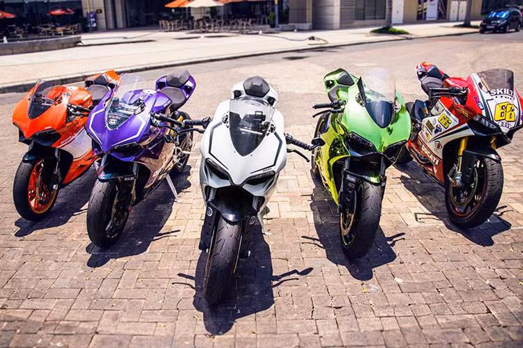 4 chiếc Ducati 899 Panigale được phối màu riêng biệt, riêng chiếc 1199S Panigale được khoác lên mình bộ áo Tricolor.