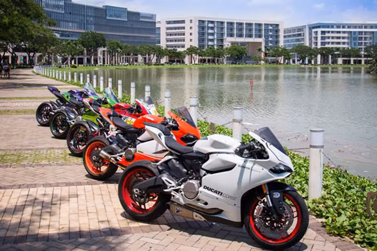 4 chiếc Ducati 899 Panigale còn lại, một số xe được người chơi độ lên gắp đơn từ phiên bản 1199 của Ducati.
