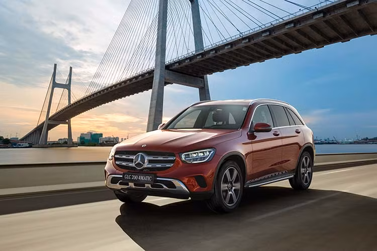 Sau khi giới thiệu phiên bản GLC 300 4MATIC (CBU) vào trước dịp Tết Nguyên đán, MBV ra mắt giới thiệu 2 phiên bản Mercedes-Benz GLC 200 và GLC 200 4MATIC nâng cấp vào hôm nay. Trong tháng 3/2020, 2 phiên bản cao cấp còn lại sẽ được trình làng, qua đó hoàn thiện danh mục sản phẩm của GLC nâng cấp với 4 phiên bản tại thị trường Việt Nam.