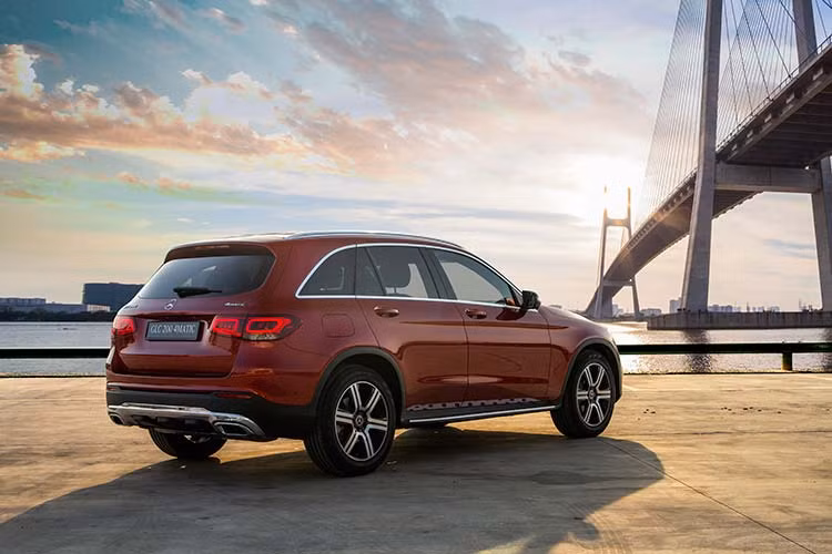 Phiên bản nâng cấp facelift giữa đời của mẫu xe SUV hạng sang Mercedes-Benz GLC 200 và GLC 200 4 Matic mới sở hữu ngoại thất thể thao với diện mạo “lột xác” hoàn toàn so với phiên bản trước nâng cấp. Điểm nhấn thiết kế của cả GLC 200 &amp; GLC 200 4MATIC là cụm đèn trước LED toàn phần với thiết kế 2 tầng, 3 khoang rất sắc sảo.