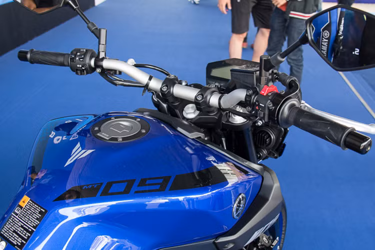 Yamaha MT-09 mới sở hữu vẻ ngoài có xu hướng đẩy nhiều về phía trước bình xăng cao gồ ghề góc cạnh dung tích 14 lít, kết hợp cùng 2 hốc gió nhỏ ôm lấy phần trục trước của chiếc xe. Đồng hồ nằm lệch về phía tay phải, hiển thị hoàn toàn dạng LCD. Bên cạnh những chức năng cơ bản, MT-09 còn bổ sung nút bấm đèn cảnh báo, chuyển chế độ và tùy chỉnh 3 mức lực kéo (Traction Control System).