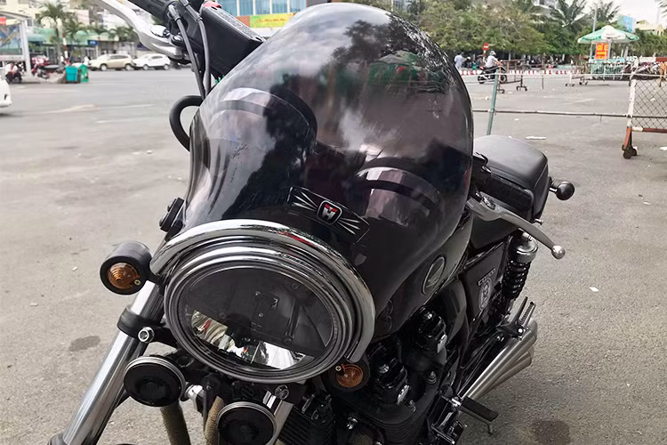 Được biết, đây là chiếc môtô phân khối lớn Honda CB1100 phiên bản 2016, thuộc sở hữu của một người chơi xe hai bánh tại Hải Phòng. Chiếc xe đã được chuyển vào tận Sài Gòn và được xưởng độ garage motor Tự Thanh Đa độ lại theo phong cách cổ điển của riêng mình, mặc dù về nguyên bản nó cũng đã là chiếc xe mang phong cách classic.