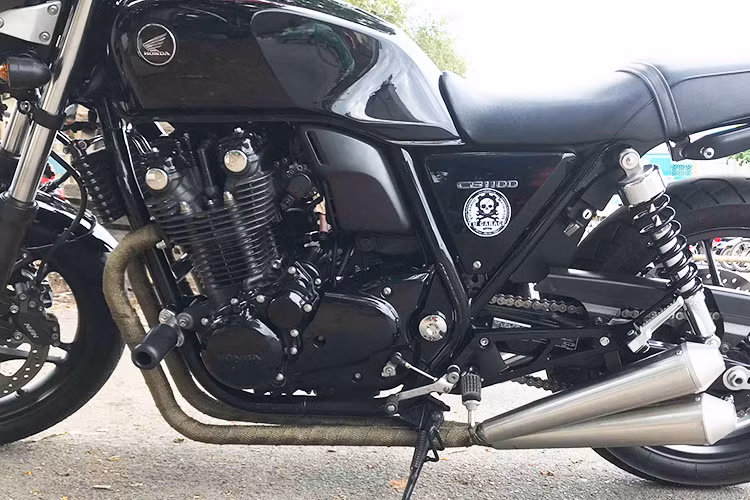 Bản độ Honda CB1100 này được người thợ chọn gam màu đen chủ đạo, kết hợp cùng những chi tiết sáng bóng ánh kim loại, yên xe làm thủ công màu da bò, đậm nét cổ điển không kém phần cuốn hút. Cung cấp sức mạnh cho Honda CB1100 vẫn là khối động cơ 4 xi-lanh thẳng hàng, dung tích 1140 cc kết hợp với hộp số 6 cấp.