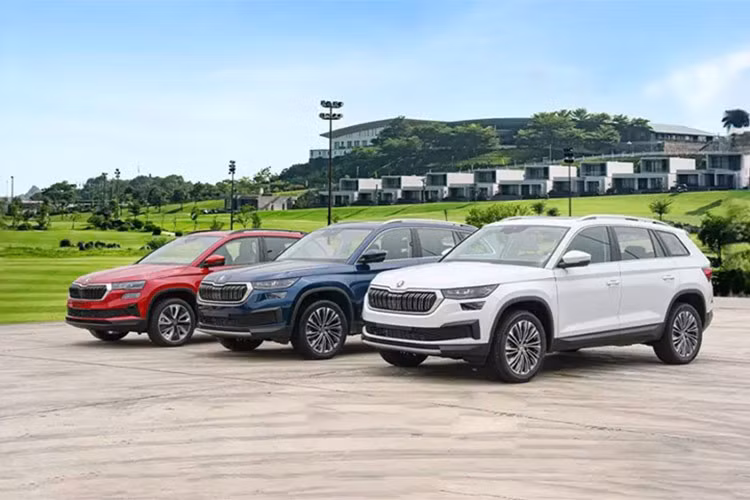  Skoda Karoq và Kodiaq Bộ đôi SUV của Skoda, gồm Karoq và Kodiaq đều được hưởng ưu đãi 100% lệ phí trước bạ trong tháng 10. Với giá niêm yết 999 triệu đồng đến 1,089 tỷ đồng, mức giảm dành cho Skoda Karoq dao động từ 100 - 109 triệu đồng.