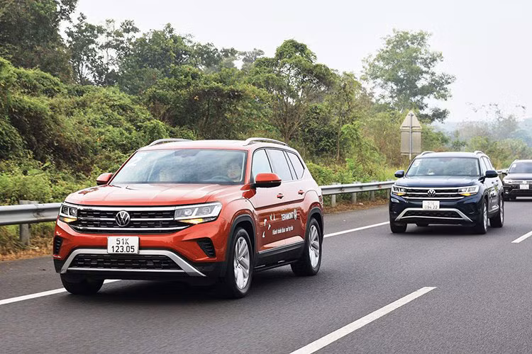 Teramont X và Touareg cùng được hỗ trợ 50% phí trước bạ. Trong đó, giá xe Teramont X được đề xuất từ 1,998-2,168 tỷ đồng, tương đương mức giảm khoảng 100-130 triệu đồng; Touareg có giá từ 2,699-3,099 tỷ đồng, tương ứng mức giảm dao động 135-186 triệu đồng, tùy phiên bản và khu vực đăng ký.
