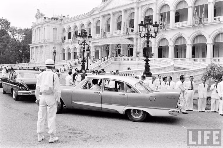 Sự đa dạng về chủng loại xe có thể được thấy rõ qua bức ảnh này. Vào thời điểm đó, những chiếc xe sang Mercedes đã xuất hiện tại Dinh Độc Lập.