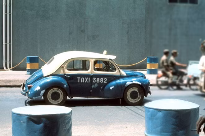 Renault 4CV, taxi "con cóc" trứ danh Sài Gòn trước 1975. Hiện nay tại Việt Nam, nó được xem là hàng hiếm và chỉ dành cho những người yêu xe hơi sưu tầm và thưởng thức những dấu ấn xưa cũ một "huyền thoại".