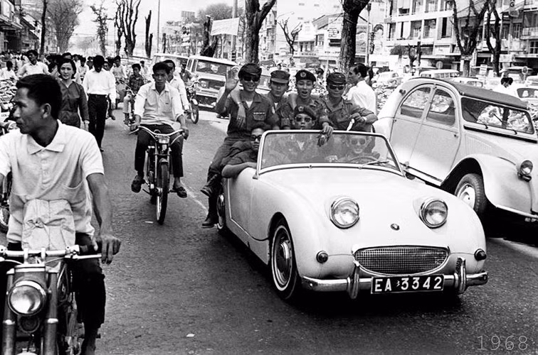 Lính Sài Gòn trên một chiếc xe mui trần duyên dáng 1968, bên cạnh đó là dàn xe máy với những chiếc Honda 67, 68 của người dân sánh đôi.