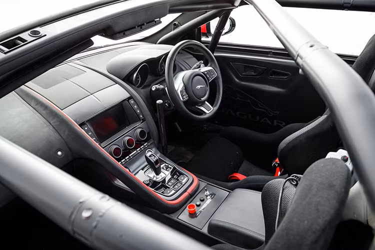 Các mẫu xe Jaguar F-TYPE việt dã này được nâng cấp đáng kể ở hệ thống phanh, hệ thống treo và hệ truyền động bao gồm bộ đĩa phanh xẻ rãnh cùng bộ kẹp phanh bốn piston trước và sau. Bộ giảm chấn được chế thủ công tinh vi với bộ nhíp xe êm hơn đảm bảo xe vận hành hiệu suất cao ngay cả trên các chặng đua khắc nghiệt.