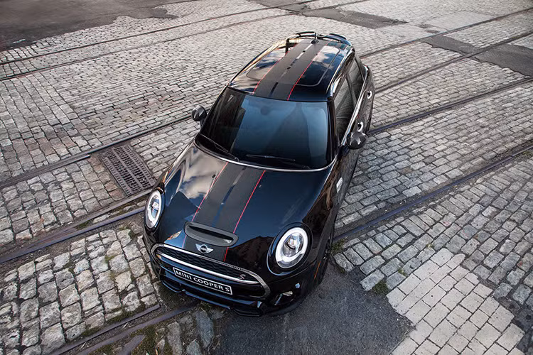 Gói độ ngoại thất có tên JCW Exterior Package đã mang đến cho xe một diện mạo ấn tượng thông qua các chi tiết: bộ body kit độc đáo, vành JCW kích cỡ 17 inch, cánh gió sau thể thao.