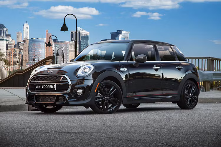Phiên bản Mini Carbon Edition mới được bao phủ bởi nước sơn đen bóng Midnight, đi kèm với màu sơn là những đường sọc đỏ mang đến cho xe một cái nhìn khỏe khoắn và thể thao.