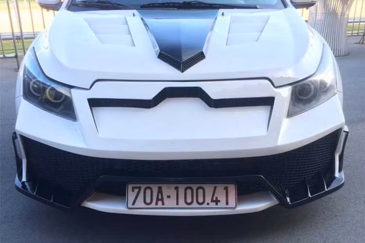 Đây là bản độ thứ 3 của chiếc xe sedan giá rẻ Cruze tại Việt Nam hiện nay. Việc thi công bộ cản trước cho giống với dáng siêu xe Lamborghini tốn khoảng 1 tháng bởi phải nghiên cứu làm lại hốc tản nhiệt sao cho chuẩn.